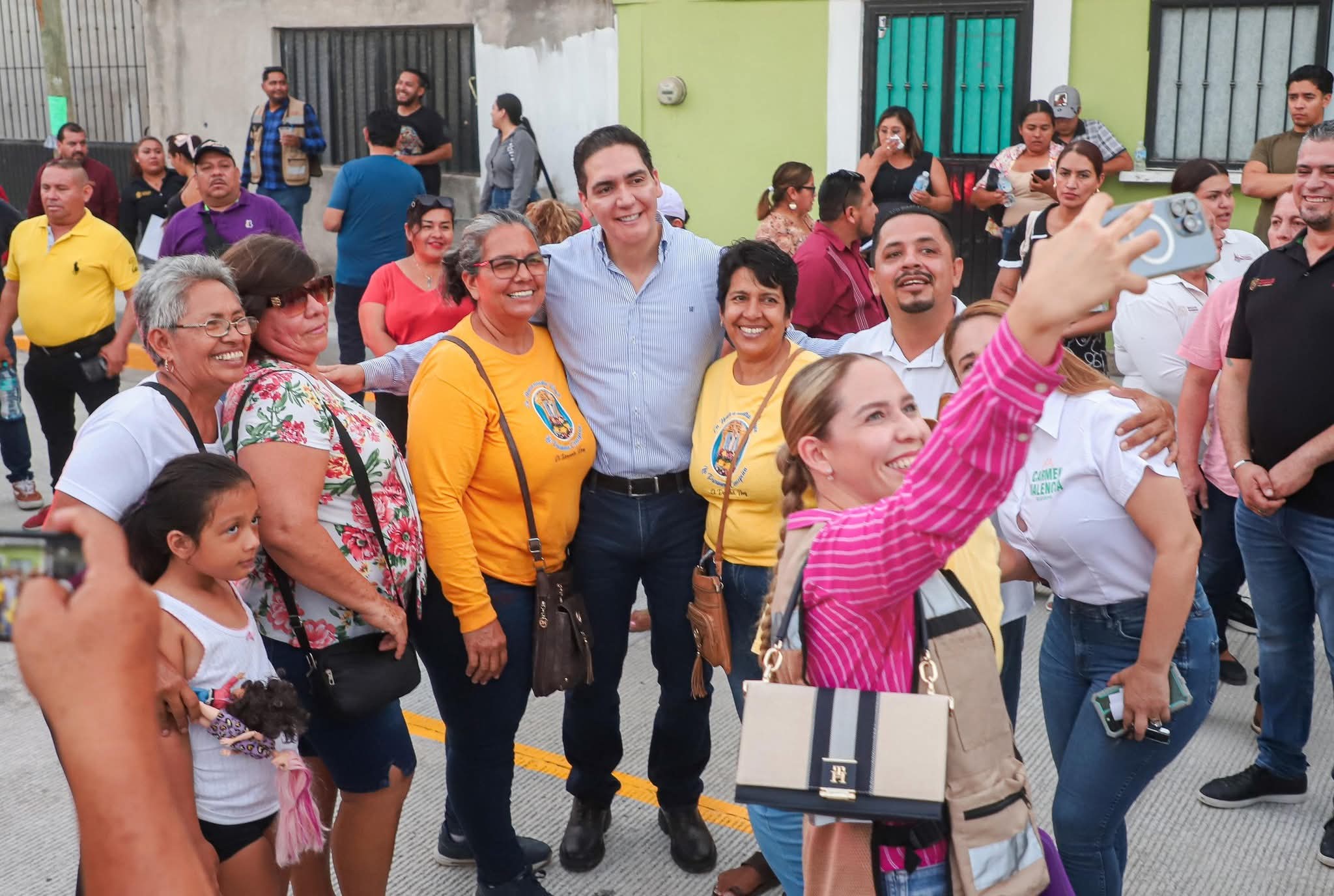 Héctor Santana cumple en El Porvenir y anuncia 10 millones más para obra pública