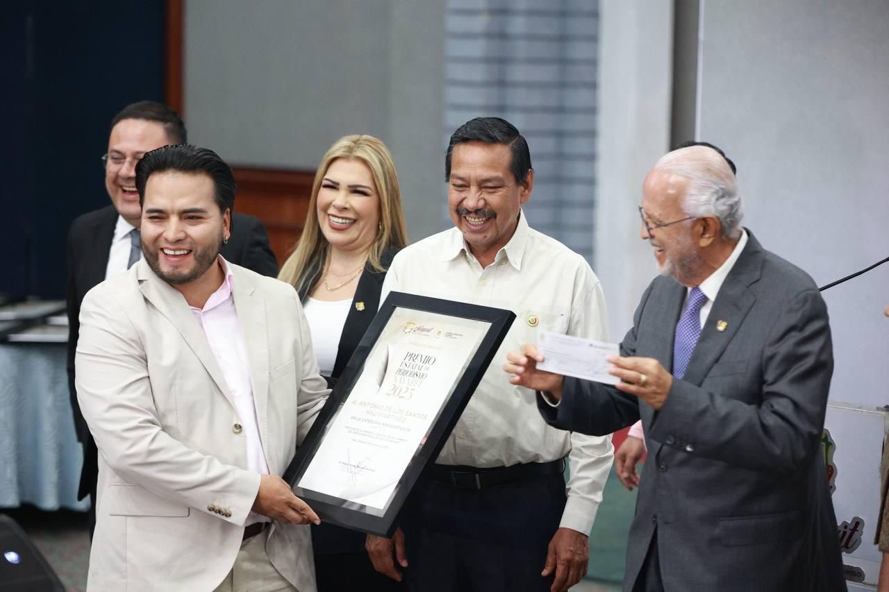 Congreso y Gobierno de Nayarit premia a periodistas