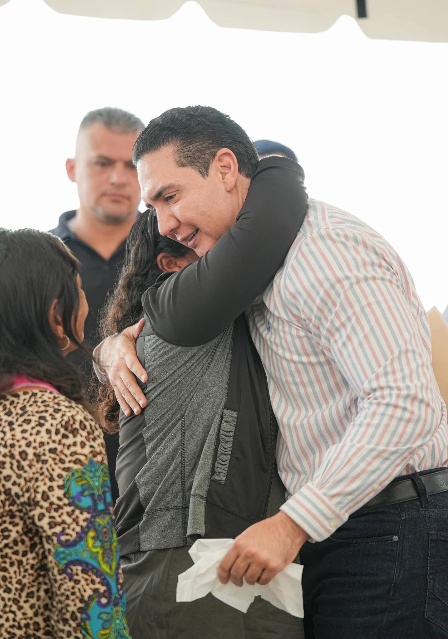 Héctor Santana atiende de frente a vecinos de La Primavera en Audiencia Ciudadana